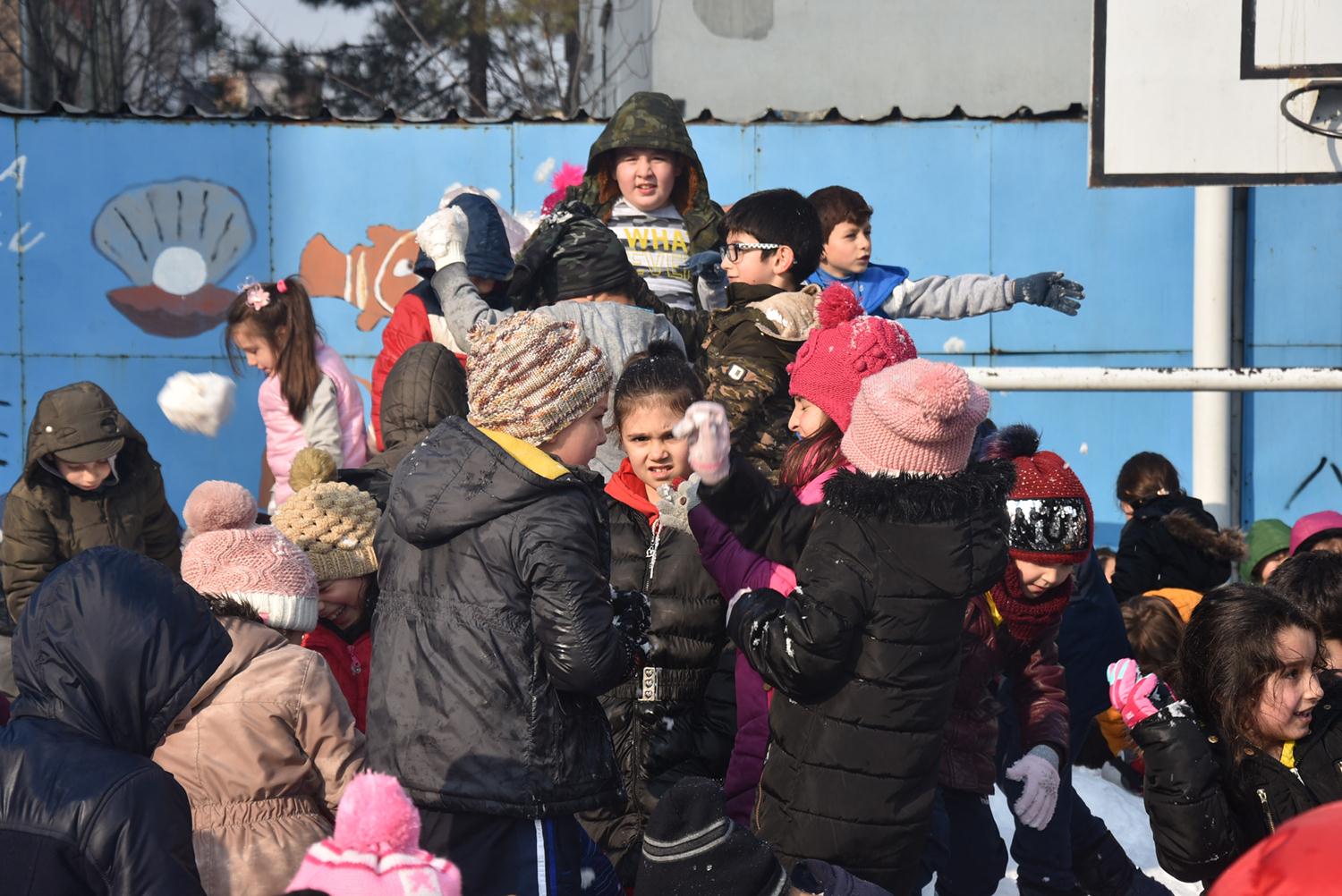 Çocuklar�n mutlulu�unu görünce bizler de mutlu olduk. Çocuklar�m�z karla mutlu bir �ekilde oynad�" dedi.
