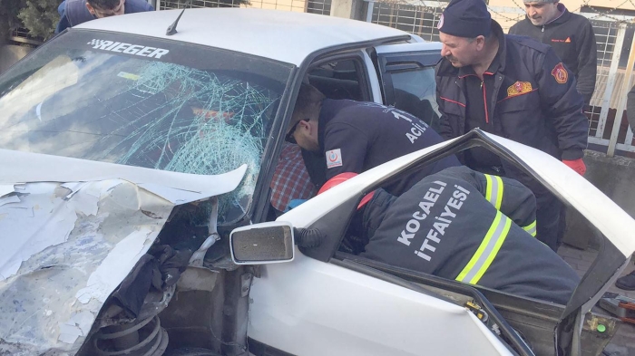 Kazada otomobilde skan sürücü Aydn, itfaiye ekibince aracn kaps kesilerek, yaral çkarld.