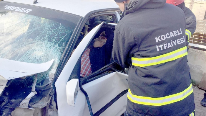 Yusuf Aydn, salk görevlilerince ambulansla Gebze Fatih Devlet Hastanesi'ne kaldrld. Polis, kazayla ilgili soruturma balatt.
