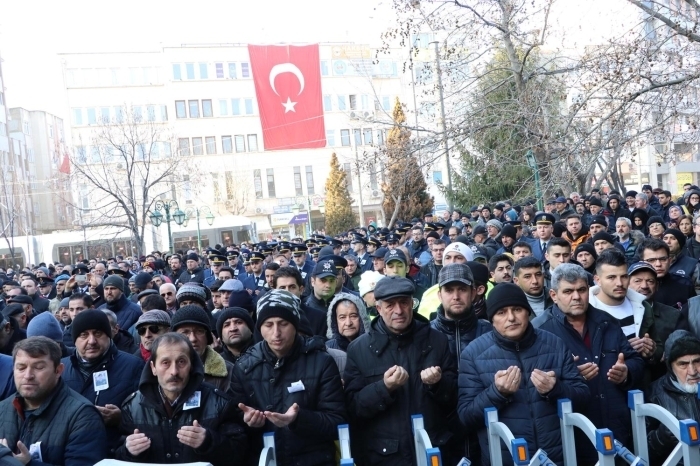 Bu srada tabuta sarlan ehidin ei Aslhan Tombul ve ablas efika Duman, "Kahramanm benim" diyerek, gözya döktü. 