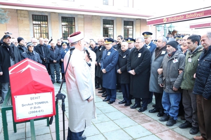 Baba Necdet ve anne ehnaz Tombul'un ise yaknlarnn desteiyle ayakta durabildii görüldü. 