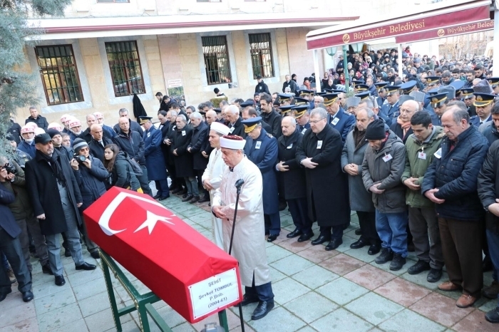Binlerce kiinin katld törenin ardndan 5 yanda kz, 6 aylk olu olan ehit Binba evket Tombul'un cenazesi, Kanlpnar ehitlii'nde gözyalaryla topraa verildi.
