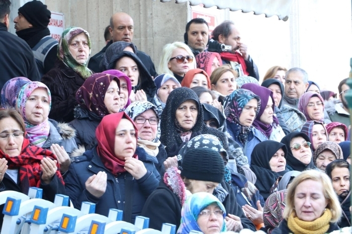 kindi namaz sonras klnan cenaze namazna; Eskiehir Valisi Özdemir Çakacak, AK Parti Eskiehir Milletvekili Harun Karacan, CHP'li Eskiehir milletvekilleri Utku Çakrözer ile Jale Nur Süllü, Salk Bakan Yardmcs Halil Erdemir, Tepeba Belediye Bakan Ahmet Ataç, Tombul'un yaknlar, mesai arkadalar ile binlerce kii katld. 