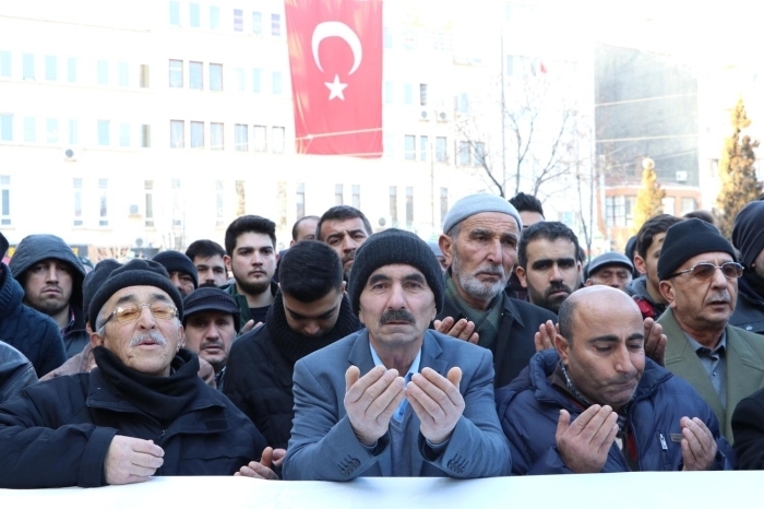  l Müftüsü Bekir Gerek'in kldrd namazn ardndan ehit Binba Tombul'un cenazesi, omuzlarda top arabasna kadar tand.