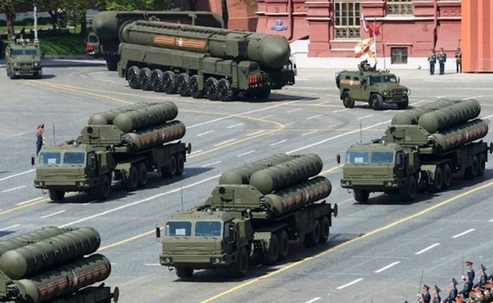 S-400 SAVUNMA SSTEM <br>  u anda dünyada kullanmda olan en iyi hava savunma sistemlerinden biri olarak gösterilen S-400, Rusya'nn Souk Sava döneminde gelitirmeye balad füze savunma sisteminin dördüncü neslini temsil ediyor.