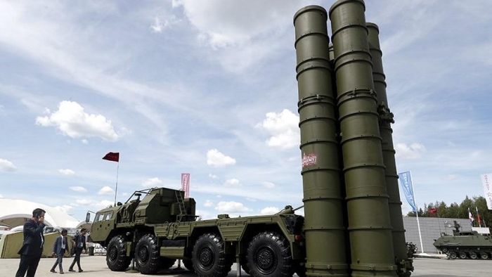 S-400'ün gelitirilmesine 1993 ylnda baland. Ancak, özellikle Souk Sava sonras savunma sanayine uygulanan bütçe kesintileri nedeniyle tamamlanmas oldukça uzun zaman ald ve ancak yeni bir teknoloji olarak deil, eski sistemin devam olarak gelitirilebildi.