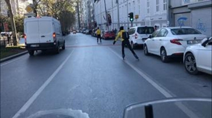 Kamerann kendilerini görüntülemesine tepki gösteren çocuklar yüzlerini kapatmaya çalt. Uyarya ramen otobüse tutunmaya çalan çocuklar kamera kaydnn devam etmesi üzerine otobüsü brakt. 