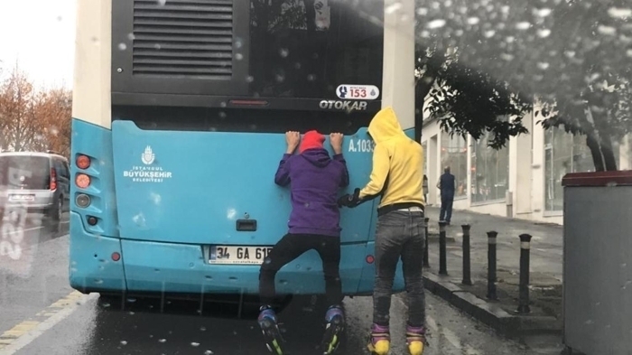 Bir baka görüntü de Fatih'te kaydedildi. Atatürk Bulvar Aksaray yönünde otobüsün arkasna tutunup tehlikeli hareketler yaparak ilerleyen patenli iki genç de kameraya yansd.