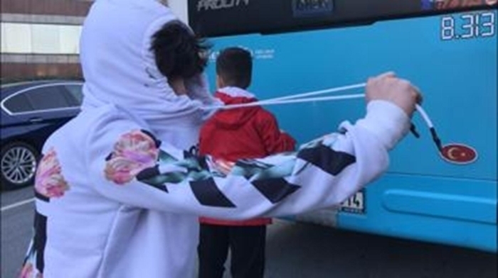 Otobüsün trafikte durmasyla kendilerini görüntüleyen kameray fark eden çocuklar "Hangi haber" diye sordu. 