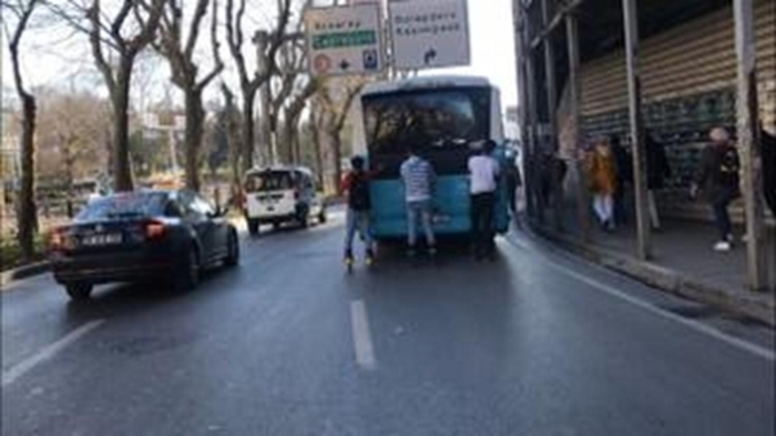 ili'nin en ilek caddelerinden Cumhuriyet Caddesi'nde bir otobüsün arkasna tutunan patenli genç otobüsün oldukça hzlanmas üzerine otobüsü brakt.