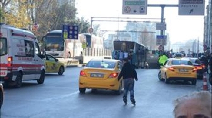  Ayn cadde üzerinde biraz ileride yine bir otobüsün arkasna tutunan 5 kiilik patenli gencin hem kendilerini hem de dier sürücüleri tehlikeye att görüldü.