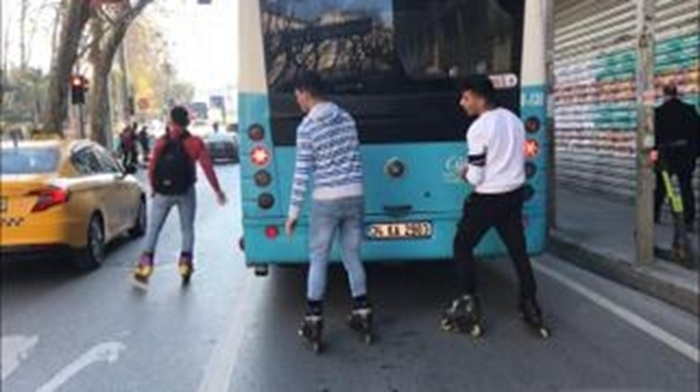 Otobüsü braktktan sonra pateniyle ortalama 50 kilometre hzla ilerleyen genç kameraya yansd. 