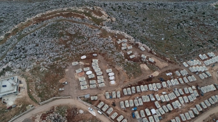 Souk hava ve zorlu arazi koullarna ramen yaamlarn sürdüren Suriyeli sivillerden birçou kendi çabalaryla çadr kurarken, çadrlar olmayanlara da nsan Hak ve Hürriyetleri (HH) nsani Yardm Vakf yardmda bulunuyor.