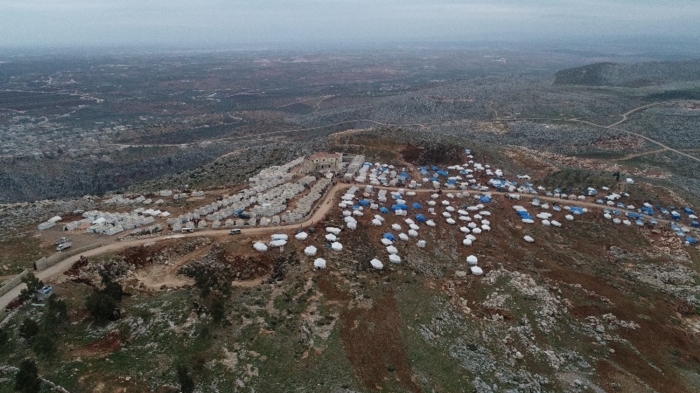 Burada yaklak olarak 3 bin kii yayor. Bu insanlar çounlukla Mahret El-Numan ve çevresinden geldiler ve zor artlar altnda buraya ulatlar.
