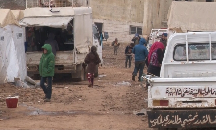 Bizde buraya gelen ailelere, çadr destei, yakacak yardm, soba yardm, gda paketleri ve hijyen paketleri desteinde bulunduk ve bulunmaya devam ediyoruz. Çadra bir alternatif olarak da Türkiye snrna yakn bölgelerde briket ev inaat çalmalarmz da devam ediyor. 