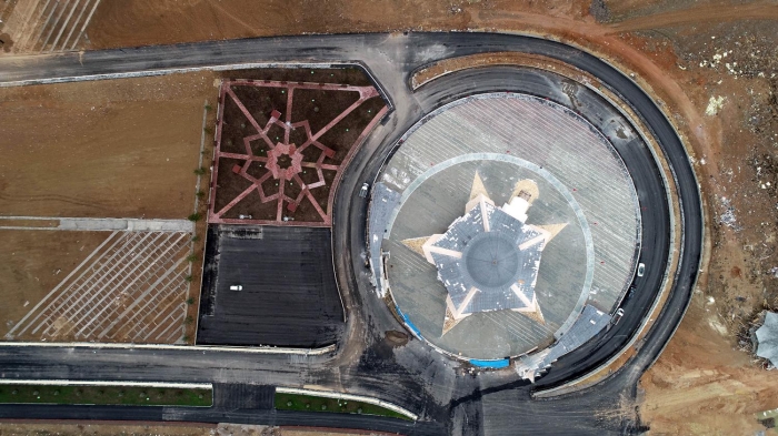 Camideki açk ve kapal alanlarda toplamda 8 bin 400 kii ayn anda ibadetini yapacak. Caminin yüzde 98'lik bölümü tamamland. ç tefriat yaplan caminin hallar da serildi. Mimarisi ile dikkat çeken caminin ramazan aynn ilk günü açlmas planlanyor.