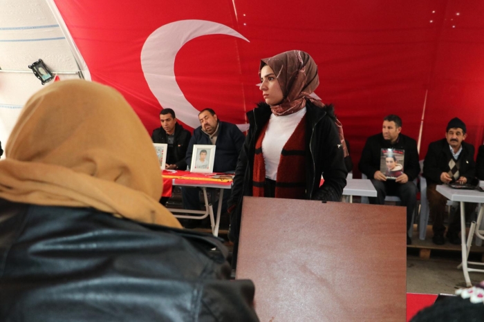 Üzülüyoruz, kahroluyoruz, onlar�n yan�nda günün 24 saati bile oturmak istiyoruz. Biz de annelere hep duac� oluyoruz. Allah onlar� kahretsin. Annelere de hay�rl� kap�lar açs�n." �eklinde konu�tu.