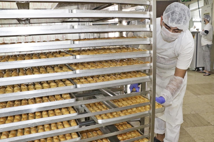 12 metrekarelik küçük i yerinden bu seviyeye ulamann kolay olmadn anlatan Elald, "30 yla yaylan bir tecrübeyle birlikte devletin verdii tevikleri doru kullanarak bu seviyeye geldik. Devletin, imalathanelere ve üreticilere dönük verdii teviklerden faydalandk. Cumhurbakanmz Recep Tayyip Erdoan'n i insanlarna çars olmutu, demiti ki; 'Kaliteli yapn, ucuz satn, çok satn, çok kar edin.' Cumhurbakanmzn bu laflarn kulamza takarak yola çktk ve bu konuma geldik" dedi.