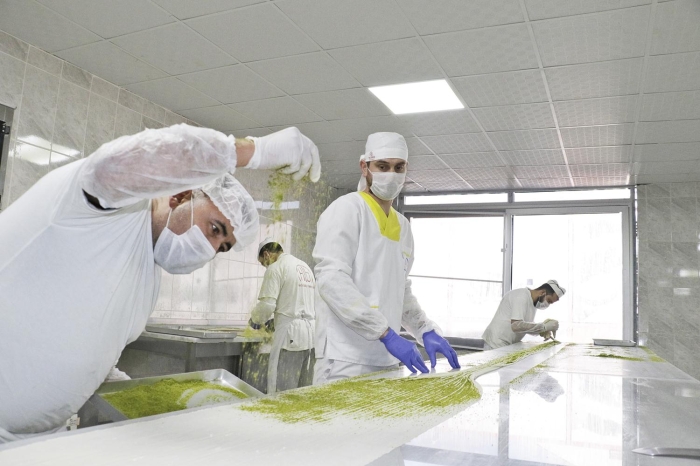 Pastane zincirlerinde sattklar tüm ürünleri kendilerinin ürettiini söyleyen Elald, temel amacnn yenilikçi olmak olduunu belirtti. Souk baklavay ilk kendilerinin ürettiini vurgulayan Elald, "Bugün Türkiye'ye dalga dalga yaylan souk baklavamz var. Souk baklavann patenti ve isim hakk bizde, bunu icat eden biziz ve bunu Türkiye'ye hediye olarak vereceiz" dedi.