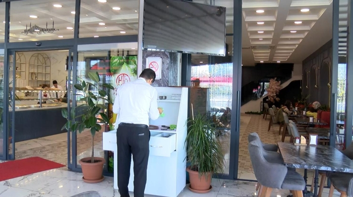 Elald, baarsnn temel esaslarndan birinin de iini laykyla ve düzgün yapmak olduunu ifade ederek, unlar söyledi:  "TSEde helallik belgesine kadar birçok kalite ve standart belgelerimiz var. Corafi aret Belgesi'ne de sahibiz. Diyarbakr'da hendek olaylarnda herkes yatrmlarn durdururken ve buray terk etmeyi düünürken, biz yatrmlarmza hz verdik. Amacmz istihdam salamak ve ülke ekonomisine katma deer katmak oldu." 