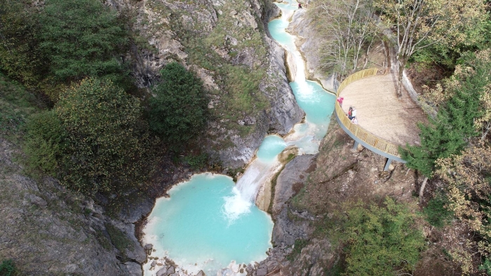 Turizmciler, yurt içi ve yurt d���ndan gelenlerin yo�un ilgi gösterdi�i gölün, yörenin önemli turizm destinasyonlar�ndan biri haline geldi�ini belirtti.