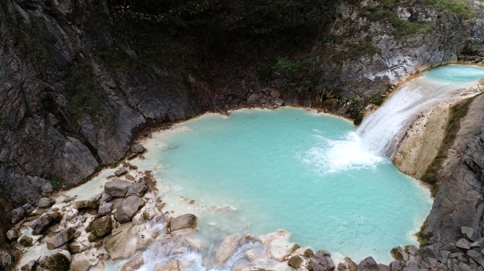 3 gölden olu�an, halk aras�nda 'Sodal� Göl' diye de adland�r�lan kireç ta�lar� ve sodal� suyun etkisiyle turkuaz rengini alan gölü, 5 y�lda 1 milyon dolay�nda yerli ve yabanc� turist, ziyaret etti.