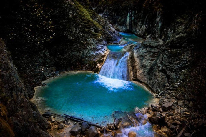 Özellikle sosyal medyadaki payla��mlar�n etkisiyle k�sa sürede büyük üne kavu�an göl, 2018'de 200 bin, 2019'da ise yakla��k 400 bin ki�iyi a��rlad�.