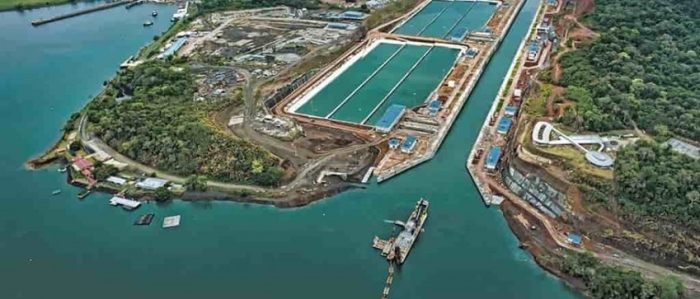                                                                 Gerçek: stanbulun yllk su tüketimi 1 milyar 60 milyon metreküptür. Terkos Gölünün mevcut verimi ylda 133.9 milyon metreküptür. Kanal stanbulla gölün verimi ylda 2.7 milyon metreküp düecektir. Bunun stanbula etkisi sadece binde 2.5 düzeyindedir. Sazldere Barajnn da mevcut verimi ylda 49 milyon metreküptür. Kanal stanbulla birlikte barajn verimi ylda 19 milyon metreküp olacaktr. Kanaln toplam su rezervine etkisi yüzde 3 seviyesindedir. stanbulu gelecee tayacak esas kaynak olan Melen Baraj projesi tamamlandnda stanbula ylda toplam 1.1 milyar metreküp su gelecektir. Böylelikle Kanal stanbul hayata geçtiinde kentin ihtiyac olan yllk rezervden fazlas oluturulacaktr.                                                       