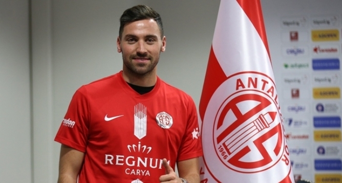 35. Sinan Gümü - Antalyaspor<br><br> Antalyaspor, talya`nn Genoa takmndan ayrlan Sinan Gümü`ü kadrosuna katt. 26 yandaki golcü oyuncu Sinan Gümü, kendisini krmz-beyazl renklere balayan 6 aylk sözlemeyi imzalad.