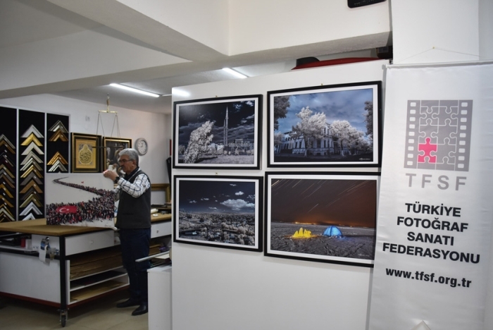                                                                 Turistlere Kars' fotoraflarla tantyor <br><br> Beli, i yerinin bodrum katn çektii fotoraflarla adeta sanat galerisi haline getirerek, kente gelen yerli ve yabanc turistlere Kars' fotoraflarla anlatp, tantmn yapyor.n bodrum katn çektii fotoraflarla adeta sanat galerisi haline getirerek, kente gelen yerli ve yabanc turistlere Kars' fotoraflarla anlat                                                     