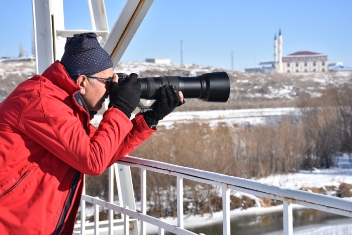                                                                 "Fotoraf bundan sonra benim vizyonum, hayatm oldu. Bana 'Fotoraf nedir' diye sorarsanz, 'Fotoraf bir insann, bir ehrin, bir ülkenin, kendini en iyi ekilde anlatabildii bir sanat daldr' derim. Sanayideki atölyemde mutfak, banyo dolaplar üretimi yapyorum.  olduu zaman atölyemin banda makinede çalyorum, kesim yapyorum ve müterilerime mutfak, banyo dolaplar sunuyorum. Bo zamanlarm fotoraf çekerek deerlendiriyorum."                                                     