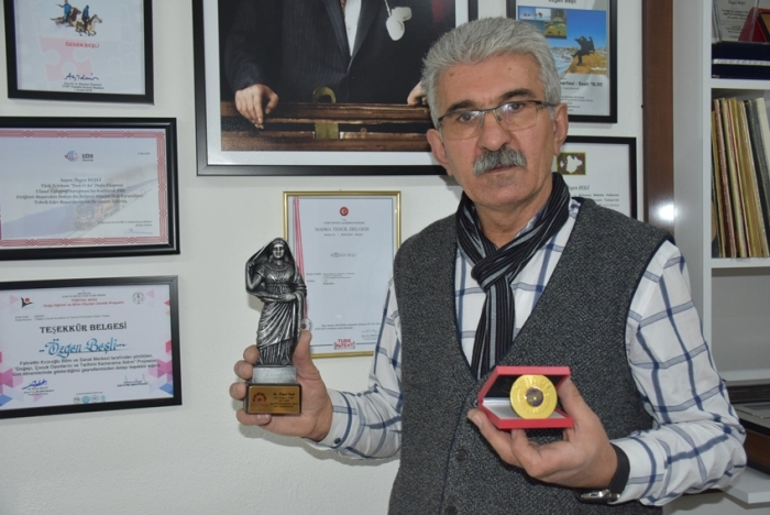                                                                 "2014 ylnda fotoraf çekmeye baladm. 1, 2 yl fotoraf çektikten sonra 2016'da dedim ki; 'Bu fotoraflar hard disklerde tutmak yerine bunlar paylaaym'. 'Fotoraf diliyle Kars' ad altnda 29 Ekim Cumhuriyet Bayram'nda ve 30 Ekim Kars'n kurtulu yl dönümünde sergi açtm. Fotoraf sergisinden gelen geliri, 15 Temmuz ehitleri Dernei ile Kars'ta bulunan Dolunay Derneine baladm. Ulusal ve uluslararas yarmalarda 50'nin üzerinde ödül aldm ve bunlar beni bu ie daha da heveslendirdi."                                                     