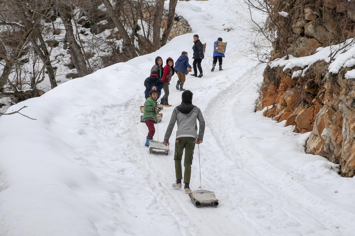 Özcan Ereli ise arkadalaryla toplanarak ilçedeki tepelere ve buzlanan yollara çktklarn, kzaklar ya da plastik bidonlarla kayarak elendiklerini söyledi.
