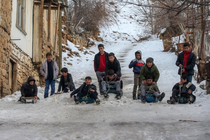 Çocuklarn mutlu anlarna tanklk eden mahalle sakinleri ise hem elenceli anlar yayor hem de baarl olanlara alkla destek veriyor.