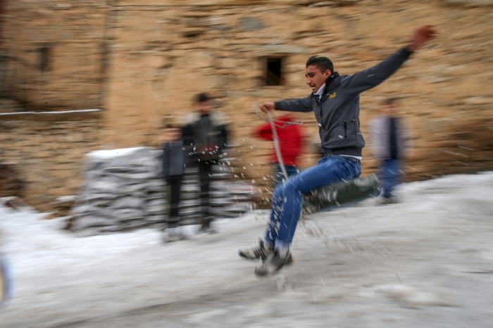 Çocuklardan ahin Sabrl, yaryl tatilini en iyi ekilde geçirmeye çaltklarn belirterek, "Yaptmz kzaklarla yüksek tepelerden kaymann heyecann yayoruz. Zaman zaman düerek yaralanyoruz ama buna ramen kaymaktan vazgeçmiyoruz. Tatilimizi bu ekilde deerlendiriyoruz." dedi.