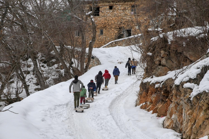 "Çok dik yamaçlardan bidon ve kzaklarla kayyorlar. Bununla ilgili çalma balattk. lçemize kayak merkezi kazandrmak amacyla proje hazrlyoruz. Dou Kalknma Ajansna sunacaz. Misafirlerimizin sadece kayak için ilçemize gelmesini istiyoruz. Projenin hayata geçirilmesiyle kayakta çok iyi yerlere gelecek çocuklar yetiecek."