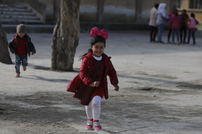 Muhammed, "Birinci s�n�ftan alt�nc� s�n�fa kadar ö�rencilerimiz var. Çocuklar okula gelmeye önem veriyorlar. Tel Abyadl� ve bölgeye iç göçle gelen birçok çocuk birlikte e�itim görüyor. Çocuklar�n ihtiyaçlar�n� gidermeye çal���yoruz." diye konu�tu.