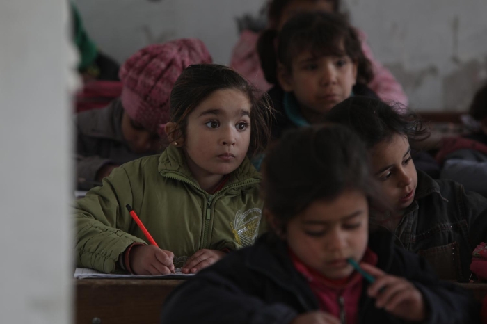 Terör örgütü, i�gal etti�i alanlardaki okullarda, ö�rencilere etnik aidiyeti esas alan militarist ve �slamiyet'e kar�� ön yarg�l� görü�ler a��l�yor. Çocuklar�n� örgüt propagandas�ndan uzak tutmak isteyen veliler ise özel okullara yöneliyor. Ancak örgüt, bu okullara da bask�n yaparak kapatmakla tehdit ediyor ya da kendisi kilit vuruyor.