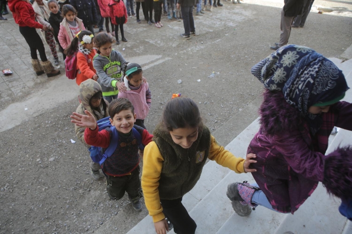 Mustafa Halaf isimli 13 ya��ndaki ö�renci de biyoloji, Arapça ve matematik derslerini çok sevdi�ini belirterek, "Derslere sürekli kat�l�yorum. Karne almak istiyorum ve ilerde doktor olaca��m." diye konu�tu.