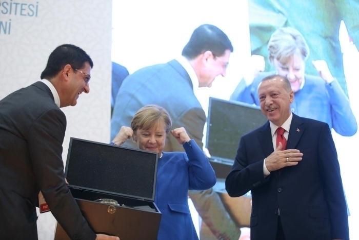Ardndan Merkel Cumhurbakan Erdoan'a hediye verdi. 