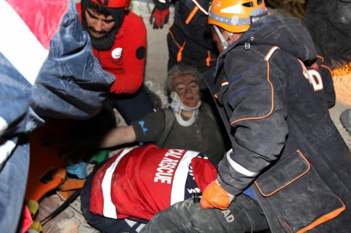 Erzurum AFAD koordinatörlüündeki arama kurtarma ekipleri, enkaz altndan biri kadn, 3 kiiyi yaral olarak çkard. Yarallar, ambulanslarla hastaneye kaldrlarak tedaviye alnd.