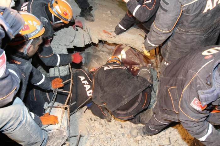 Sabahn ilk klarna kadar aralksz çalan ekipler, apartmanda yaptklar dinleme sonucunda 3 kiinin daha sa olabilecei ihtimali üzerine aramalarn younlatrd.