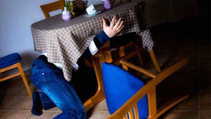                                                                 Sarsnt geçtikten sonra elektrik, gaz ve su vanalarn kapatn; soba ve stclar söndürün. Dier güvenlik önlemlerini aln; daha önceden hazrlanm acil durum çantas ile gerekli olan eya ve malzemeyi yannza alarak binay daha önce tespit ettiiniz yoldan derhal terk edip toplanma bölgesine gidin.                                                           