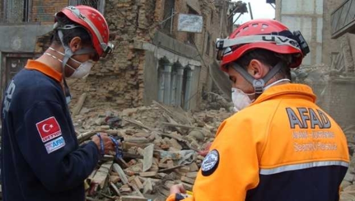                                                                 Araç kullanyorsan <br><br>     Araç kara yolunda seyir halindeyken sarsnt olursa ve bulunduunuz yer güvenli ise ( bina, aaç, direkler yannda, üst geçit altlarnda durmaktan saknarak) yolu kapatmadan, saa yanap durun. Kontak anahtarn yerinde brakp, pencereler kapal olarak araç içerisinde kaln.<br>     Sarsntnn geçmesini ihtiyatla bekleyin. Depremde hasar gören yol, köprü ve rampalar kullanmayn.                                                           