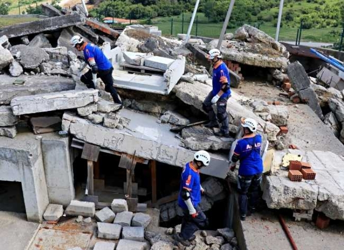                                                                 Hareket etmeyin ve toz kaldrmayn.                                                                                   