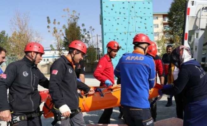                                                                 Araç meskun mahallerde ise ya da güvenli bir yerde deilse arac durdurun; kontak anahtarn üzerinde brakarak arac terk edin ve açk alanlara gidin.                                                           