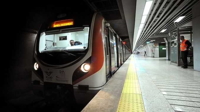                                                                 Trenin içinde skca tutturulmu ask, korkuluk veya herhangi bir yere tutunun.<br> Metro veya tren personeli tarafndan verilen talimatlar izleyin.                                                                                