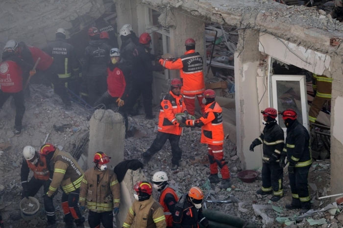 Ekipler, Sürsürü Mahallesi�nde y�k�lan binada çal��ma yapt�.