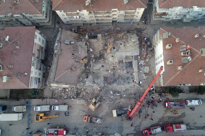 Ekipler, Sürsürü Mahallesi�nde y�k�lan binada çal��ma yapt�.