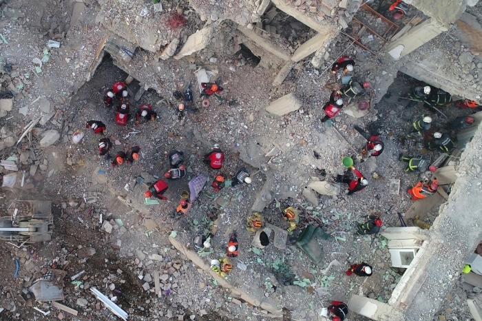 Ekipler, Sürsürü Mahallesi�nde y�k�lan binada çal��ma yapt�.